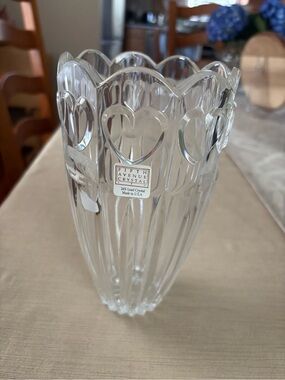 NWT Fifth Avenue Crystal Clear Heart Motif Lead Crystal Vase
